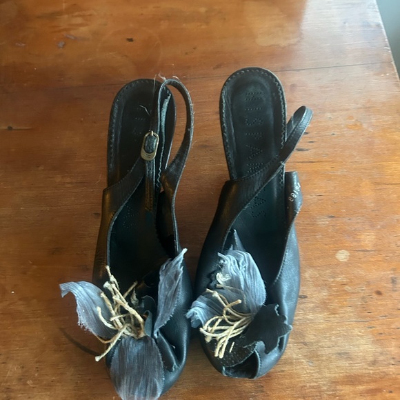 Hispanitas Shoes - Hispanitas Made in Spain Spanish.3-D floral detail. Leather heels size 39.US 8.5